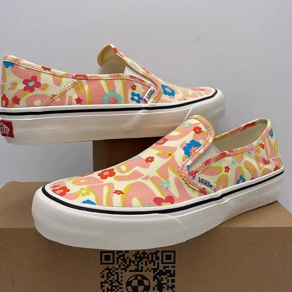 Vans WMNS Floral Slip-On Sneakers - Multicolor Slip-On Vr3 Sf
Groovy Floral Mars - Picture 9 of 16